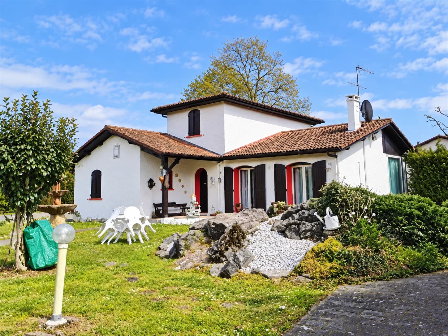 Maison familiale avec piscine couverte, véranda et double garage à Saugnac-et-Cambran